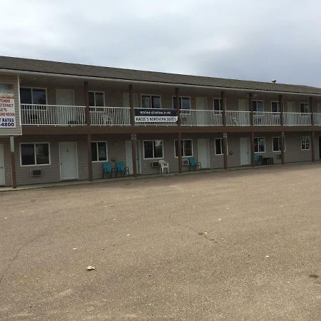 Kacee'S Northern Suites Fort Nelson Buitenkant foto