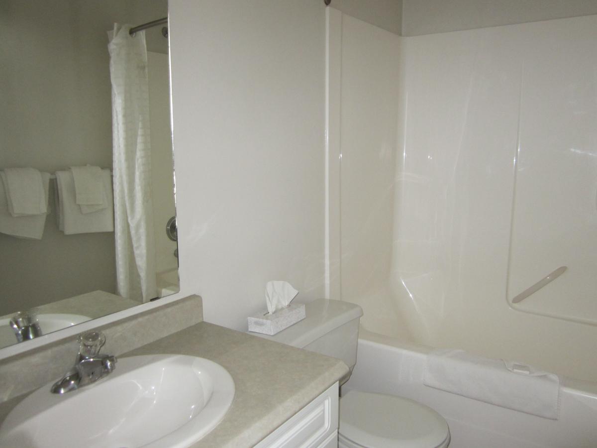 Kacee'S Northern Suites Fort Nelson Buitenkant foto